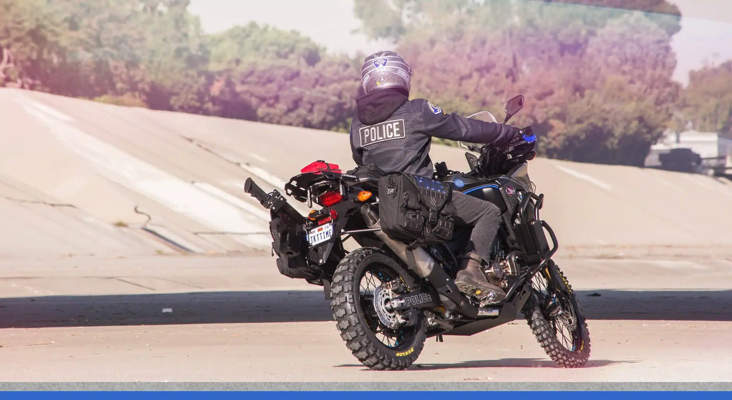 Polizist auf einer umgebauten Honda Africa Twin CRF1000L im Einsatz, ausgestattet mit Polizeitechnik und speziellem Fahrwerk