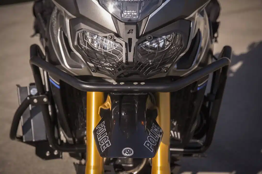 Frontansicht einer Honda Africa Twin im Polizei-Umbau mit Schutzbügel, verstärktem Fahrwerk und POLICE-Beschriftung am Kotflügel