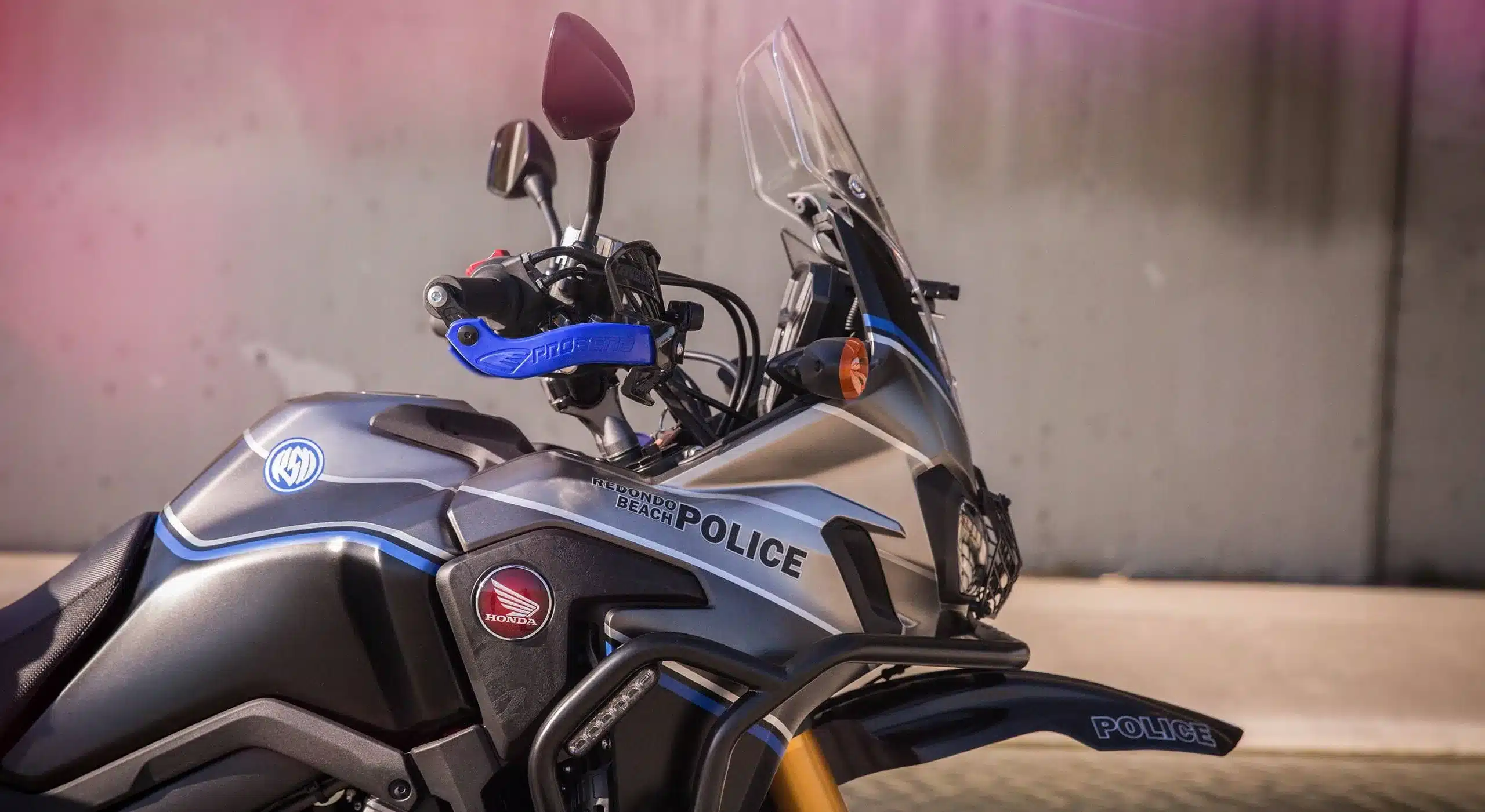 Detailansicht der Redondo PD Africa Twin, einem speziell ausgerüsteten Polizeimotorrad auf Basis der Honda CRF1000L.
