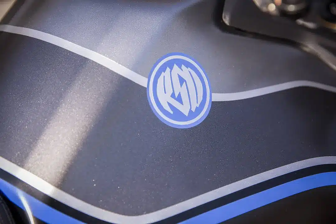 Detailansicht mit Logo und Streifen der Redondo PD Africa Twin Sonderlackierung