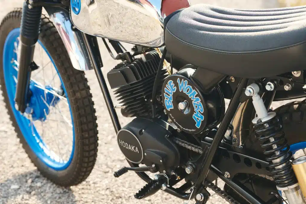 Detailfoto des Motors, Tanks und der Sitzbank der restaurierten und individualisierten Hodaka Wombat Blue Wombat.