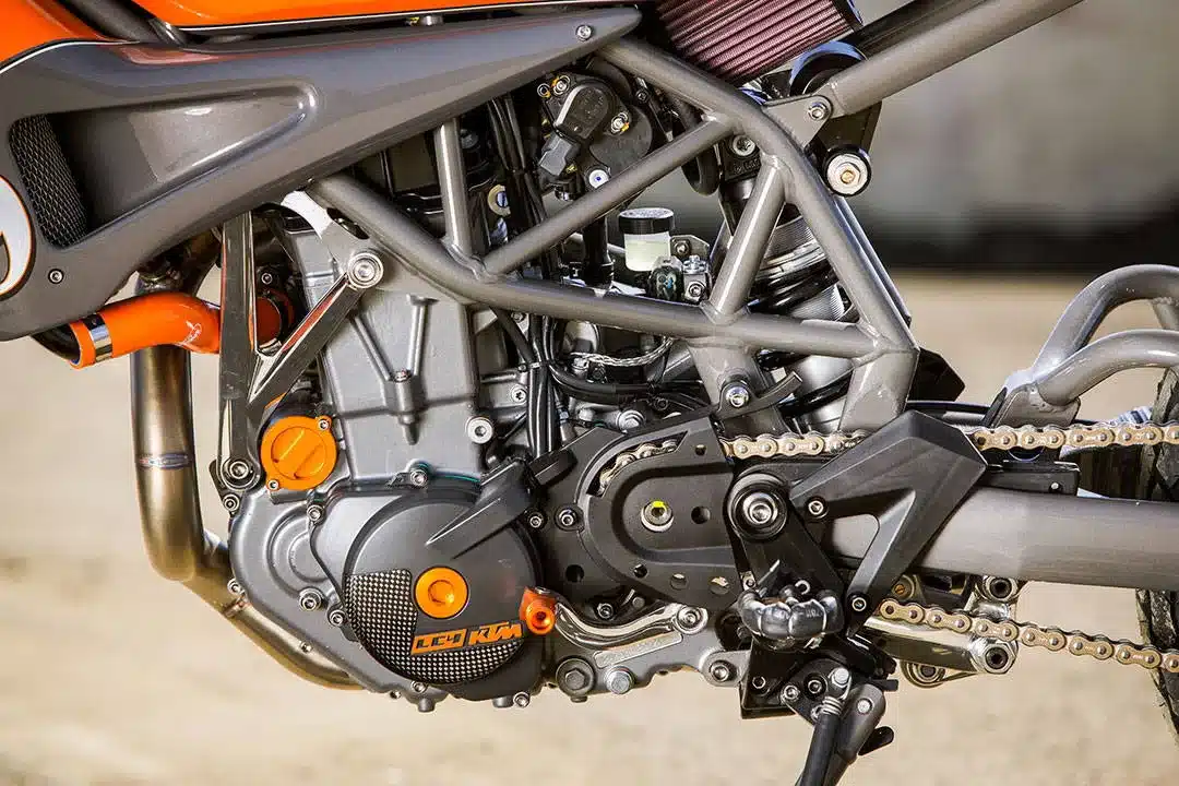 Detailansicht des Motors und Rahmens einer RSD KTM 690 Tracker Flat Tracker-Umbau.