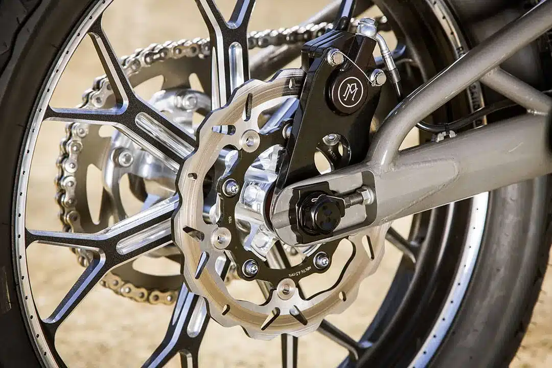 Detailfoto der Hinterradbremse, Kette und Leichtbaurad der RSD KTM 690 Tracker