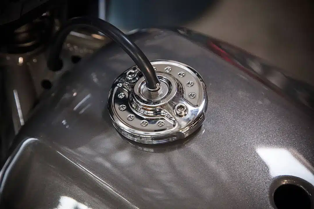 Detailbild des handgefertigten Tankdeckels aus Aluminium an der RSD KTM 690 Tracker.