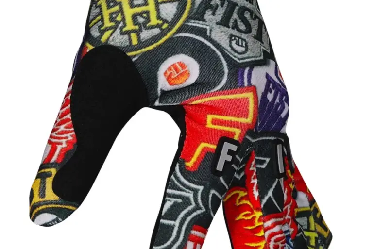 Der FIST Handwear ICEY Handschuh mit farbenfrohen Logos und flexiblem Obermaterial
