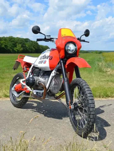 SWT-SPORTS EnduroBoxer Nr. 133, umgebautes BMW-Motorrad mit Rallye-Lackierung auf Landstraße