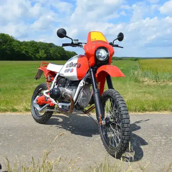 SWT-SPORTS EnduroBoxer Nr. 133, umgebautes BMW-Motorrad mit Rallye-Lackierung auf Landstraße