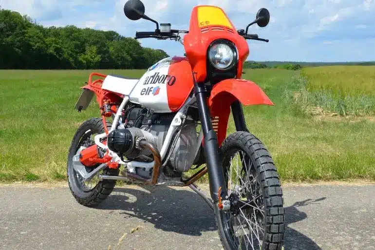 SWT-SPORTS EnduroBoxer Nr. 133, umgebautes BMW-Motorrad mit Rallye-Lackierung auf Landstraße