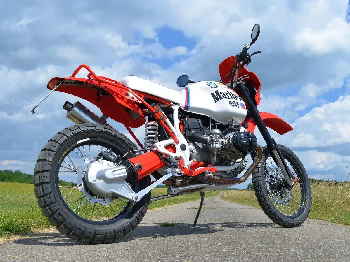 SWT-SPORTS EnduroBoxer Nr. 133, ein BMW-Umbau mit rotem Rahmen und Rallye-Lackierung, auf einem Feldweg