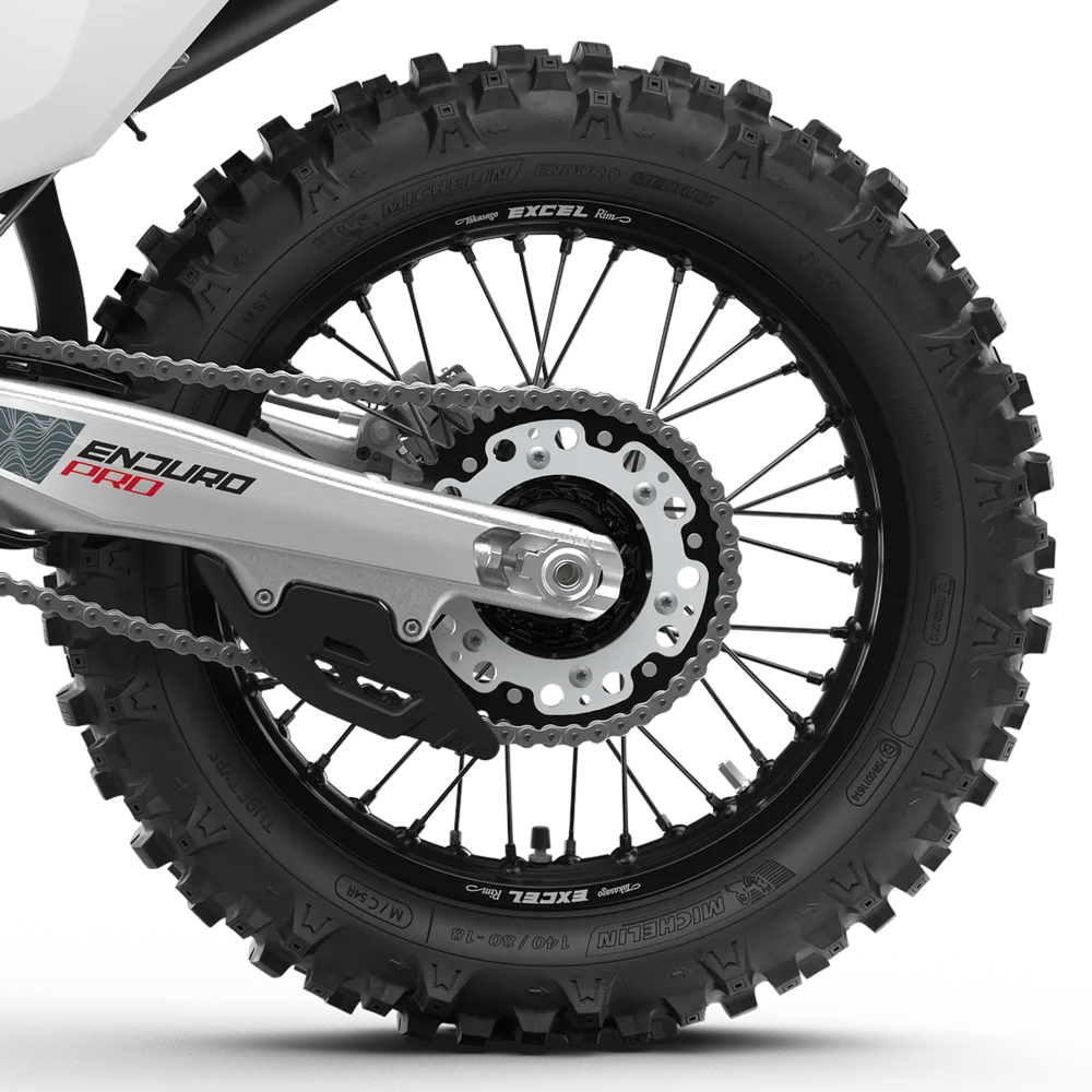 Nahaufnahme des Hinterrads der Husqvarna FE 350 Pro mit Kettenantrieb und Enduro-Pro-Kennzeichnung