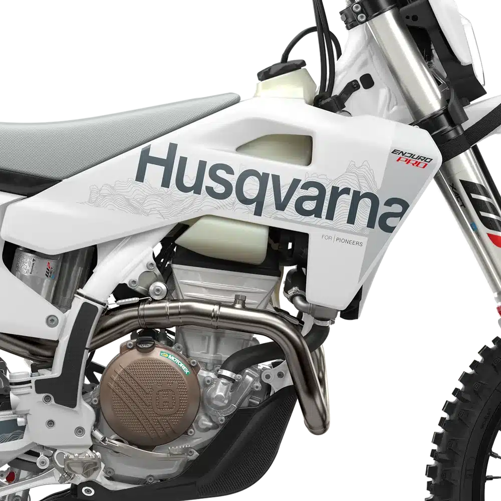 Seitliche Detailaufnahme des Mittelbereichs einer Husqvarna FE 350 Pro Enduro, Modelljahr 2027, mit sichtbarem Motor, Rahmen und Tank.