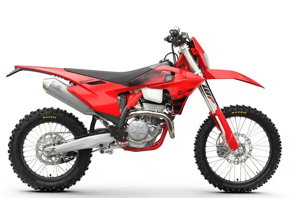 GASGAS EC 350F 2027 in Seitenansicht, rot-schwarze Enduro mit Aluminium-Komponenten und modernen Grafikdetails.