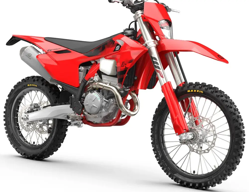 GASGAS EC 350F 2027, rot-schwarzes Enduro-Motorrad mit schwarzem Sitzbankbezug und modernen Grafikdetails, Ansicht schräg von vorn