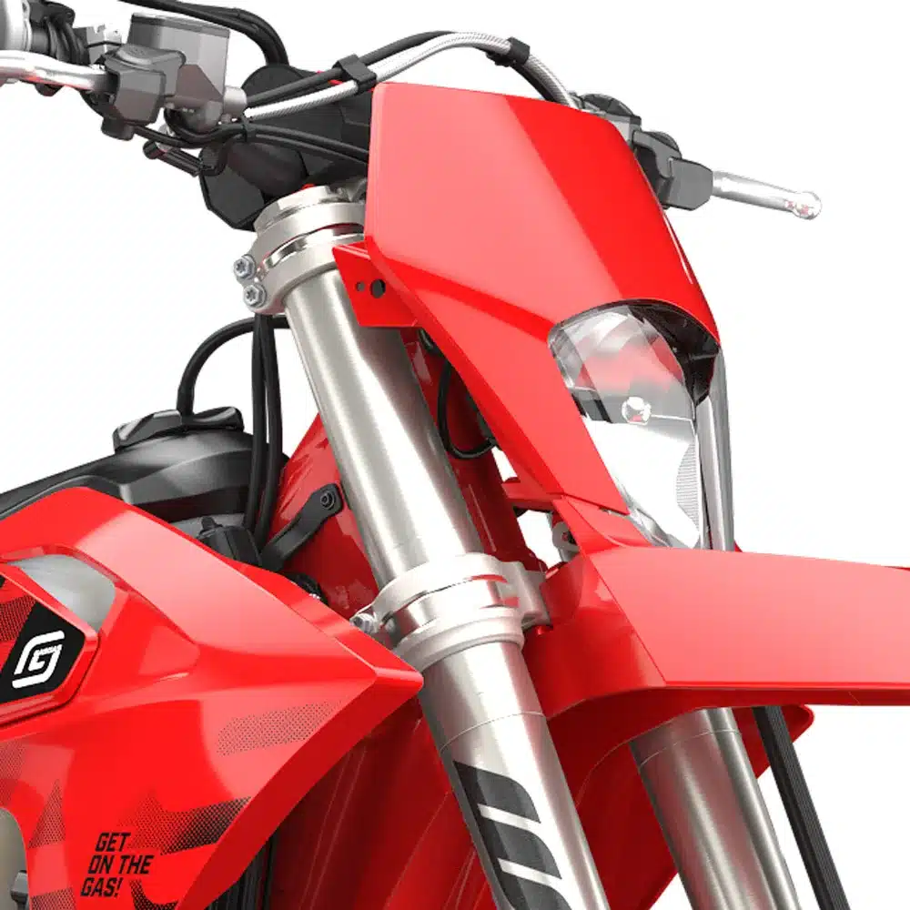 Frontdetail der GASGAS EC 350F 2027 inklusive Gabel, Frontmaske und Scheinwerfer.