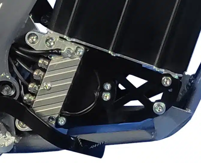 Nahaufnahme des Elektromotors und Akkus der HVR 50 Kindermotocross