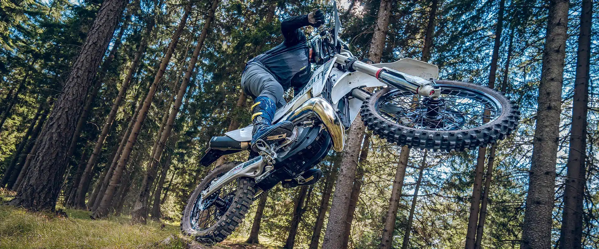 Husqvarna TE 300 Pro 2027 wird von einem Fahrer im Wald steil bergauf gefahren