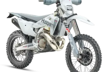 Husqvarna TE 300 Pro 2027 Enduro-Motorrad in Seitenansicht, weiß-graues Design, Offroad-Bereifung