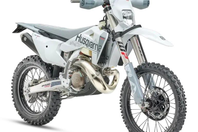 Husqvarna TE 300 Pro 2027 Enduro-Motorrad in Seitenansicht, weiß-graues Design, Offroad-Bereifung