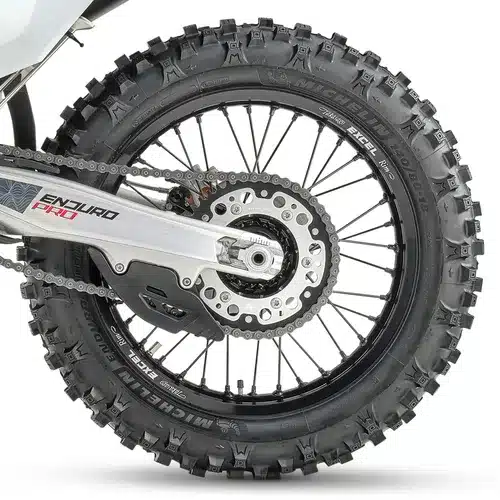 Hinterrad einer Husqvarna TE 300 Pro 2027 mit grobstolligem Michelin Enduro-Reifen, Brembo-Bremsscheibe und robustem Kettenrad