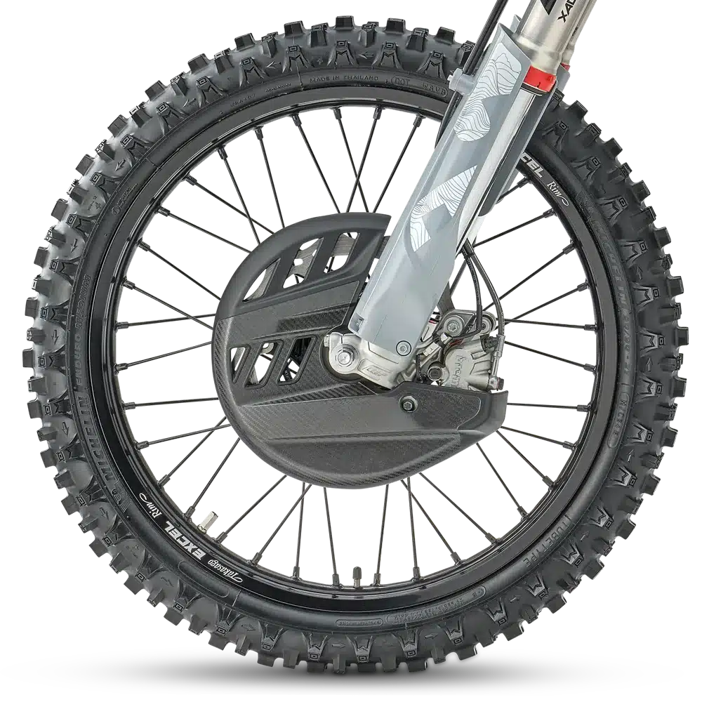 Vorderrad der Husqvarna TE 300 Pro 2027 mit Schutzkomponenten und grobstolligem Enduroreifen