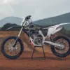 Triumph TF 250-X Motocross-Motorrad mit neuem Grafikdesign im Offroad-Einsatz, Seitenansicht