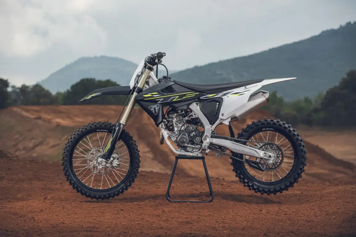 Triumph TF 250-X Motocross-Motorrad mit neuem Grafikdesign im Offroad-Einsatz, Seitenansicht