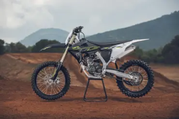 Triumph TF 250-X Motocross-Motorrad mit neuem Grafikdesign im Offroad-Einsatz, Seitenansicht