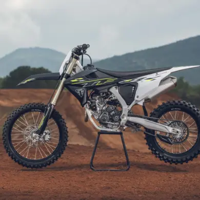 Triumph TF 250-X Motocross-Motorrad mit neuem Grafikdesign im Offroad-Einsatz, Seitenansicht