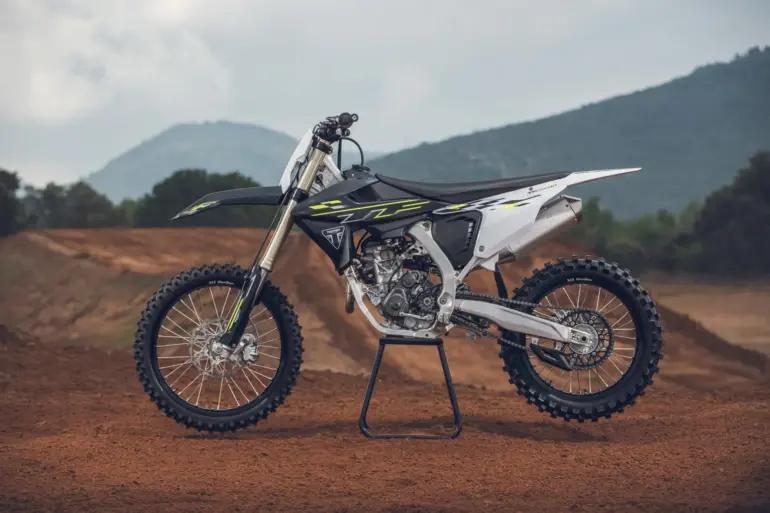 Triumph TF 250-X Motocross-Motorrad mit neuem Grafikdesign im Offroad-Einsatz, Seitenansicht