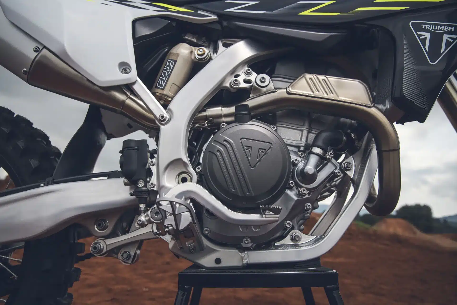 Nahaufnahme des Motors und Rahmens der Triumph TF 250-X Motocross-Maschine