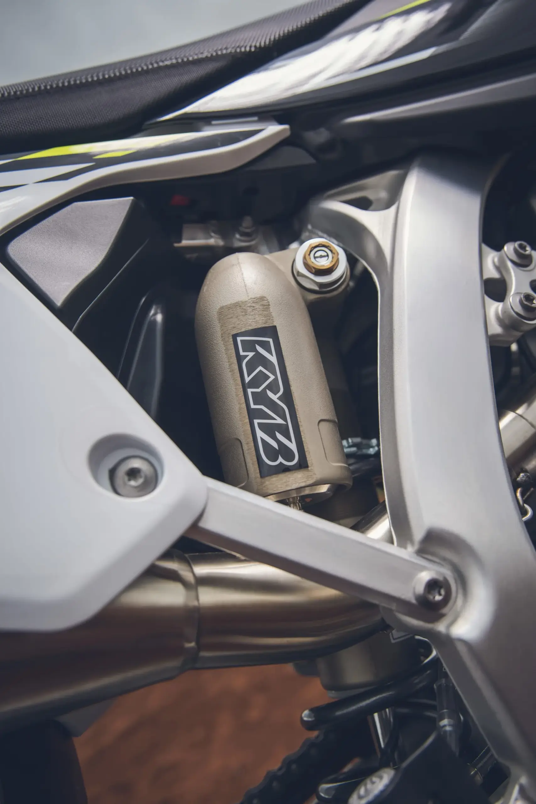 Detailfoto des KYB-Piggyback-Federbeins an der Triumph TF 250-X Motocross-Maschine