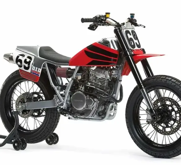 Honda XR650L Custom-Umbau mit Flat-Track-Optik, modifiziertem Rahmen, Startnummer 69 und Rennbereifung.