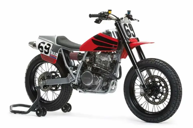 Honda XR650L Custom-Umbau mit Flat-Track-Optik, modifiziertem Rahmen, Startnummer 69 und Rennbereifung.