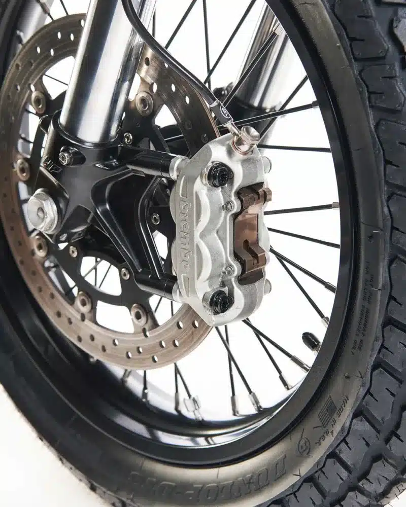 Vorderrad mit Brembo-Bremssattel, Sun-Felge und Dunlop DT3-Reifen am Umbau der Honda XR650L.