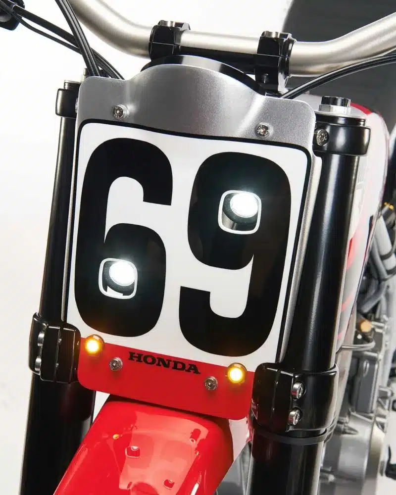 Front der Honda XR650L mit Startnummerntafel 69, LED-Leuchten und markantem Custom-Umbau.
