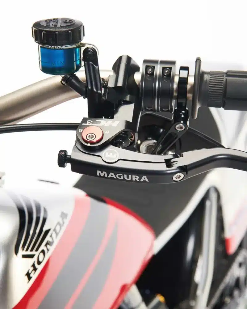 Nahaufnahme des Magura-HC3-Hauptbremszylinders und Lenkers am individuellen Honda XR650L-Umbau