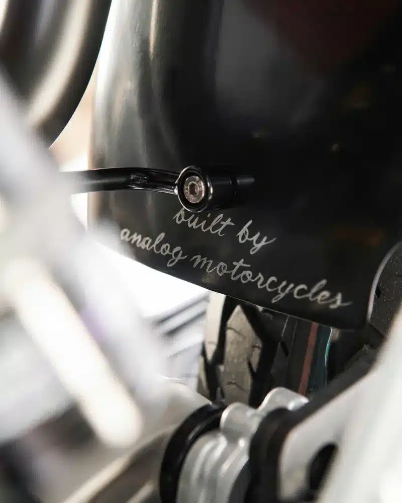 Detailansicht des Schriftzugs 'built by analog motorcycles' am Heck einer umgebauten Honda XR650L