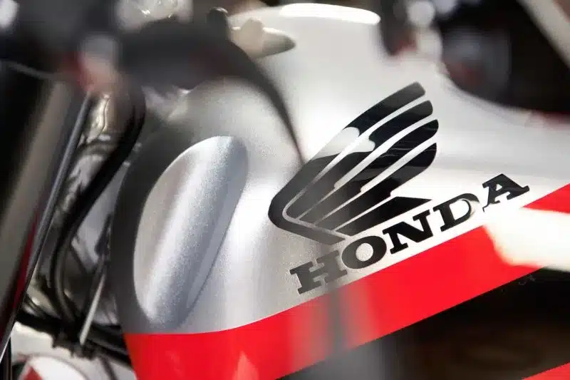 Detailbild des Tanks einer umgebauten Honda XR650L mit silberner Lackierung und Honda-Logo