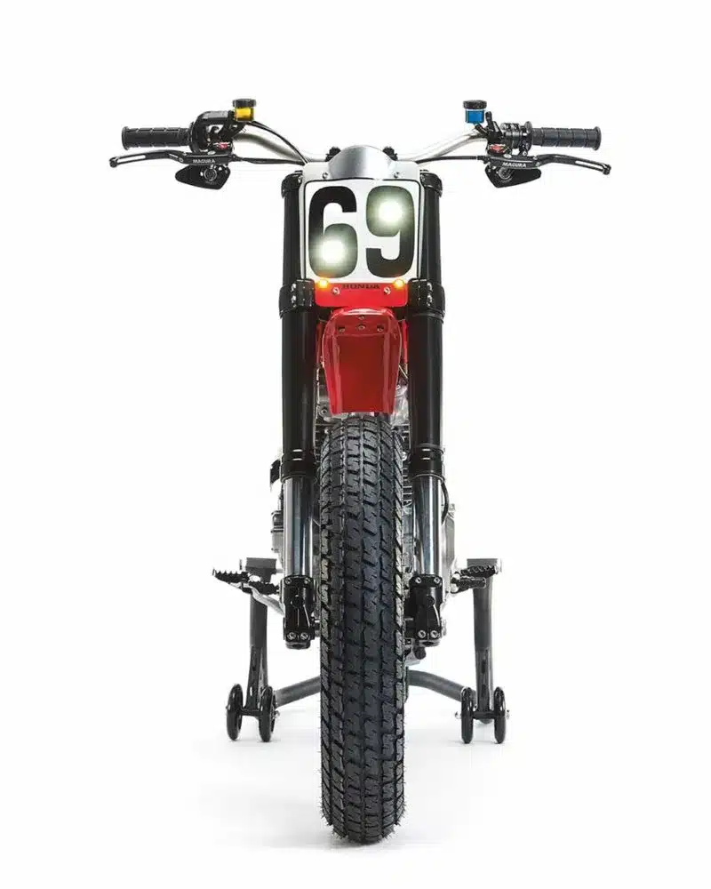 Frontansicht einer individuell umgebauten Honda XR650L mit Flat-Track-Elementen und Startnummer 69.