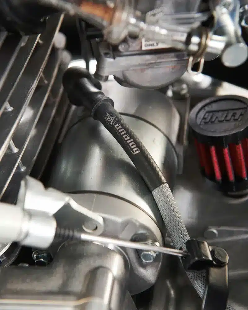 Detailansicht des Motors einer umgebauten Honda XR650L mit Tuningteilen.