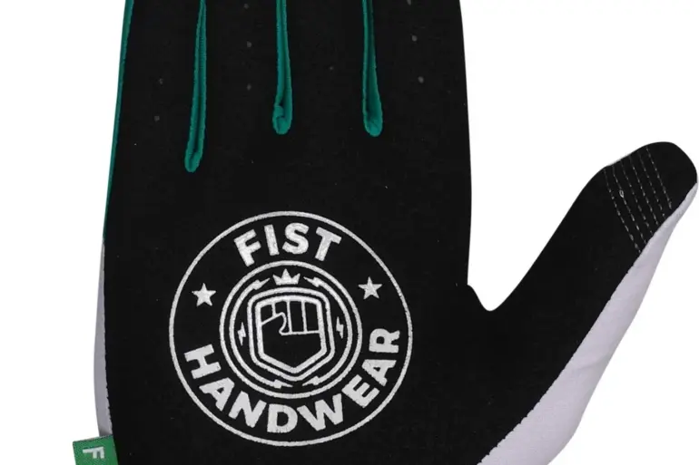 FIST Handwear ROASTED Handschuh in Schwarz mit weißen und grünen Details, Handfläche sichtbar