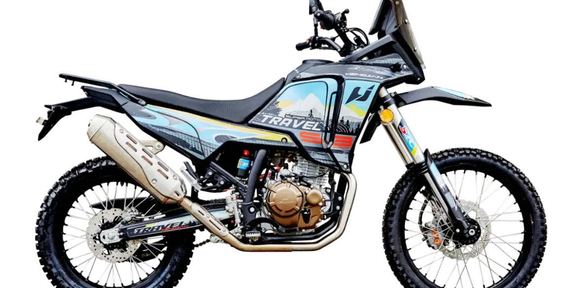 Hengjian S3-FE300 Enduro-Motorrad mit großem Tank und Offroad-Ausstattung in seitlicher Ansicht.