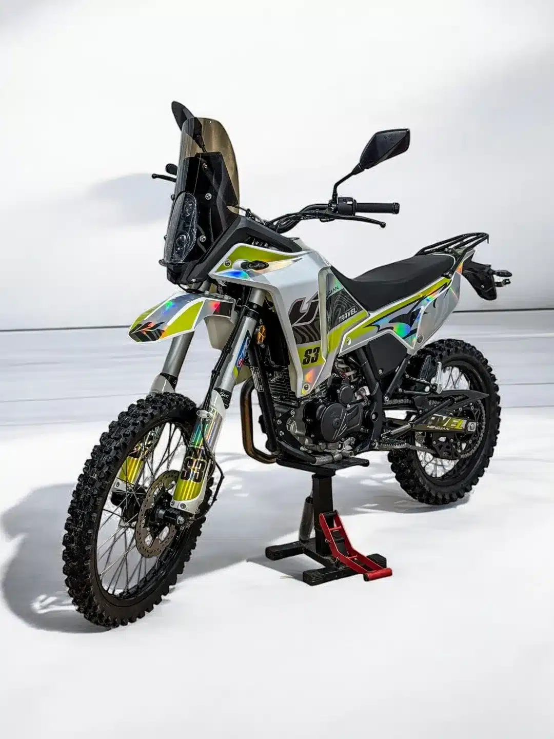 Hengjian S3-FE300 Enduro-Motorrad mit großem Tank und Offroad-Ausstattung auf weißem Hintergrund.