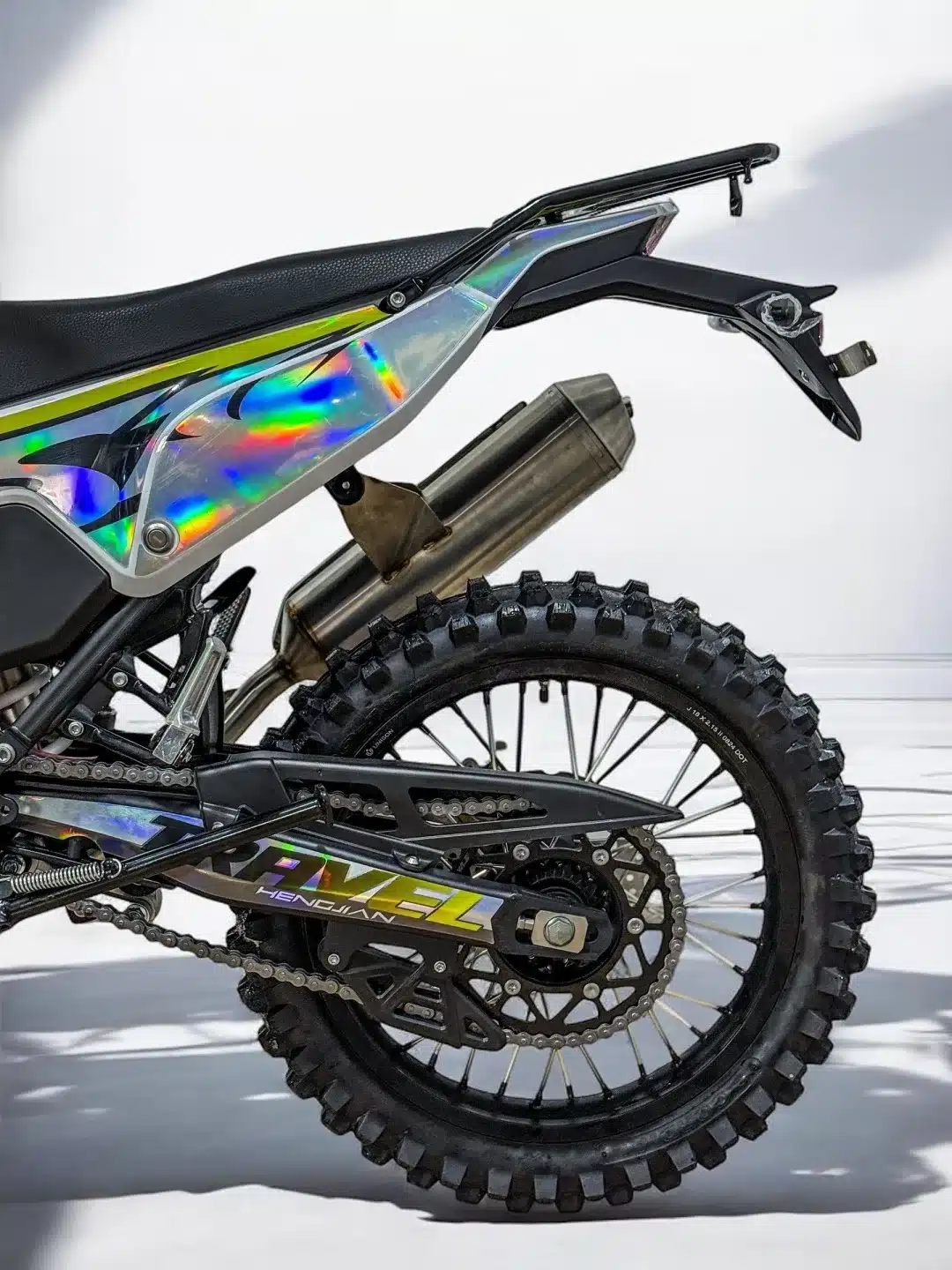 Hengjian S3-FE300 Enduro, Hinterradansicht mit holografischen Seitenteilen und Grobstollenreifen