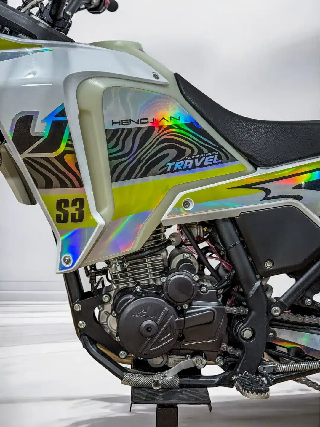 Nahaufnahme des Tanks, Motors und Rahmens der Hengjian S3-FE300 Enduro