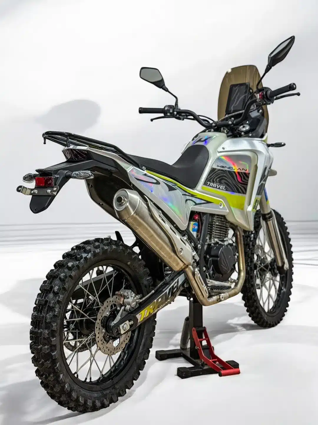 Hengjian S3-FE300 Reiseenduro mit Stollenreifen und Gepäckträger, Seitenansicht von hinten