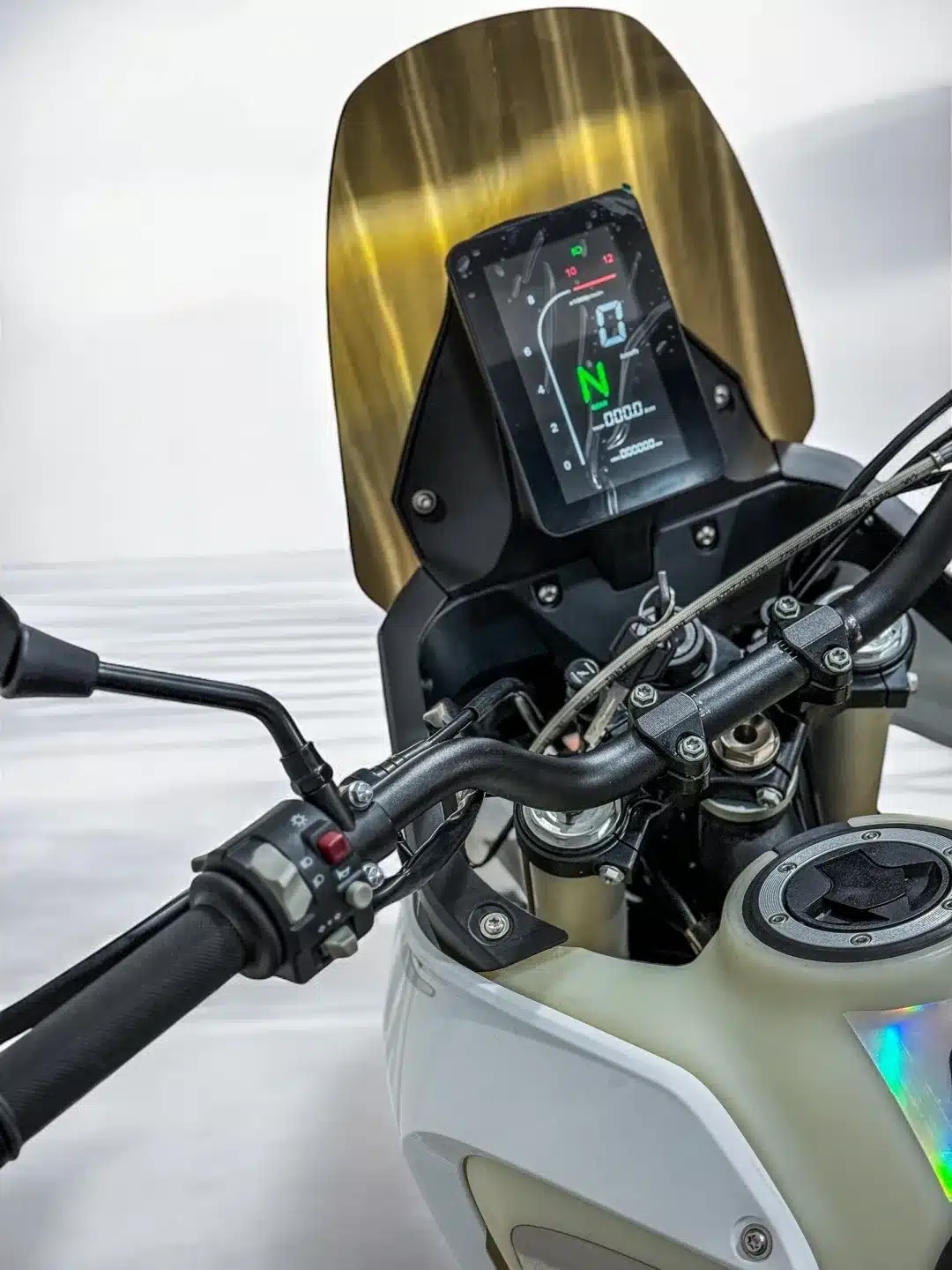 Blick auf das Cockpit mit digitalem Display und den 23-Liter-Tank der Hengjian S3-FE300 Enduro