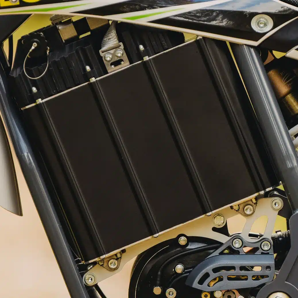 Nahaufnahme von Akku und Antrieb der elektrischen HVR MX2 Motocross-Maschine
