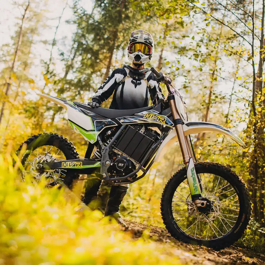 Motocross-Fahrer mit HVR MX2 Elektro-Motorrad im Wald