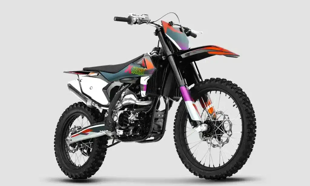 Kamax K16 Enduro-Motorrad mit sportlichem Design auf hellem Hintergrund